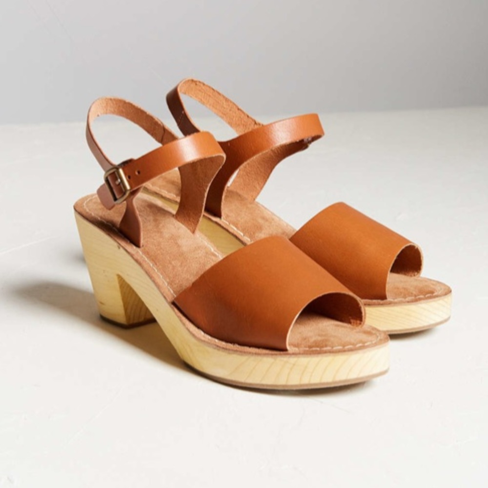UO tan Sandels